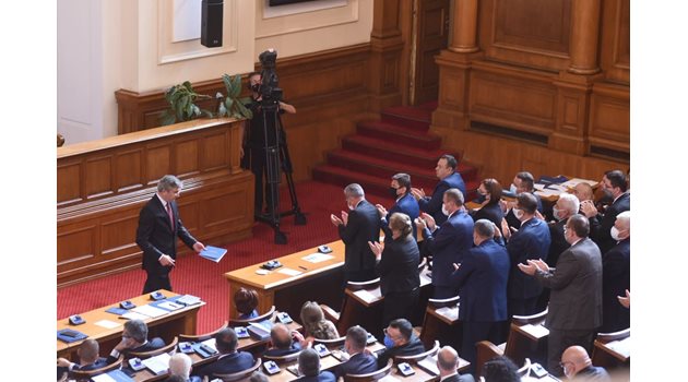 Депутатите от ДПС ръкопляскат на лидера си Мустафа Карадайъ след речта му.