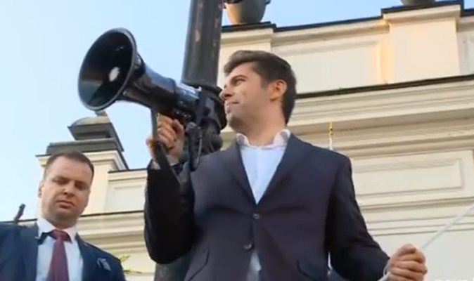 Кирил Петков говори пред протестиращи. Кадър Фейсбук