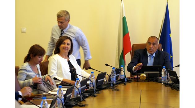 Румяна Бъчварова и Зорница Русинова седяха една до друга на заседанията на второто правителство на Бойко Борисов. Сега и двете министърки са извън избираемите места в листите.