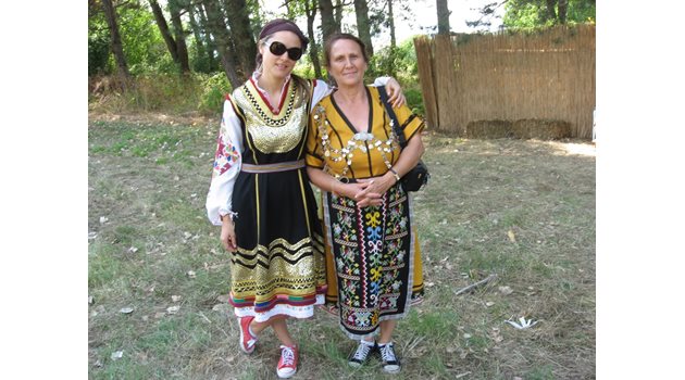 Майка и дъщеря репортерстват на събора в Жеравна - за целта Ирина е в шопска носия, а Бойка - в ихтиманска , за да се впишат в събитието. Да се обличат в носии и то оригинални, си е разложка  традиция.