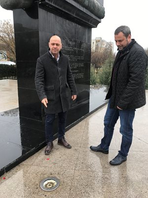 Кметът на "Тракия" Костадин Димитров /вляво/ сочи към една от разбитите лампи около паметника.