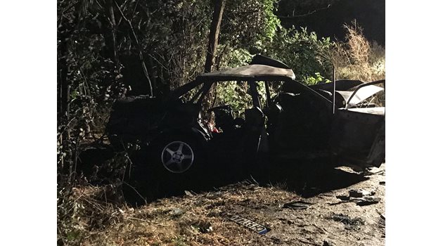 Това остана от лекия автомобил Ауди след пожара, в който намериха смъртта си 4 души, сред които и две деца. СНИМКА: Ваньо Стоилов