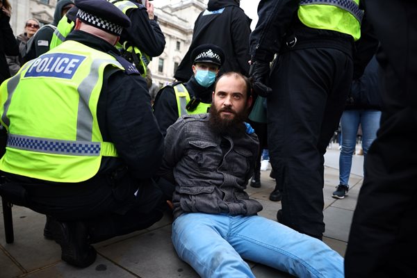 Няколко души бяха задържани в Лондон на протест срещу мерките, наложени от британското правителство заради новия коронавирус СНИМКИ: Ройтерс