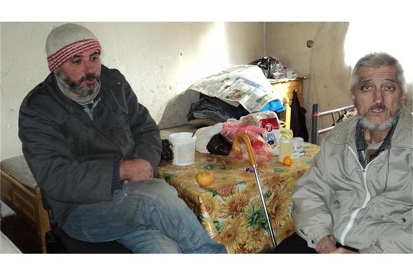 Йордан Иванов (вдясно), който наскоро бе пребит от скитника Калоян, и бездомникът Асен Атанасов (вляво) в центъра за временно настаняване в Благоевград.