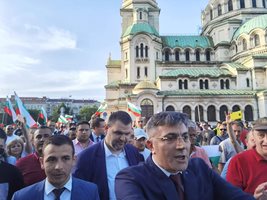 Тъпани и танци зад парламента, Пеевски и Карадайъ излязоха при протестиращите (Снимки и видео)