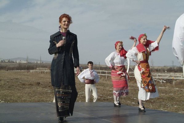 Росица Пандова от ПП-ДБ като певица с фолклорна формация “Зевзеци” през 2011 г.