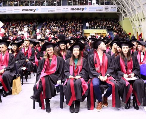 38 отличници завършват Медицинския факултет в Пловдив