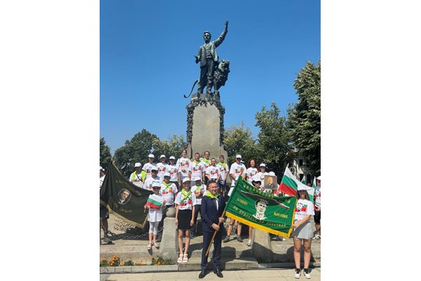 Честването пред паметника на Левски в родния му град