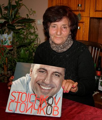 Пенка Стоичков в дома си в Ясно поле често прелиства албума със снимки от живота на прочутия си син.