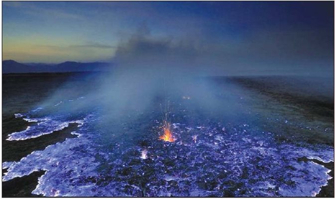 Вулканът Кава Иджен в Индонезия е известен със синята си лава. Серните газове в него под голямо налягане излизат през пукнатините на кратера и при досега с кислорода във въздуха започват да горят със сини пламъци. Част от тях се втечняват и се стичат по склоновете, създавайки илюзия за синя лава, но само нощем.