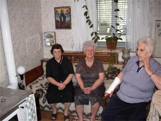 Съседките на Ванга в Петрич - Елена, Бойка и Мария (от ляво на дясно) пред къщата на пророчицата в Петрич 
СНИМКИ: ТОНИ МАСКРЪЧКА И АРХИВ