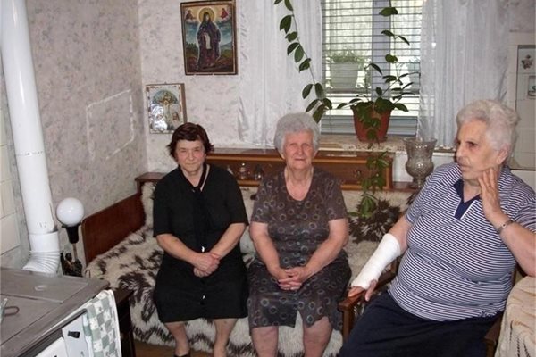 Съседките на Ванга в Петрич - Елена, Бойка и Мария (от ляво на дясно) пред къщата на пророчицата в Петрич 
СНИМКИ: ТОНИ МАСКРЪЧКА И АРХИВ