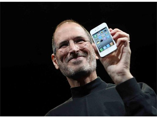 Шефът на Apple Стив Джобс наскоро показа белия вариант на iPhone4. Очаква се той да демонстрира и новото поколение на смартфона. 
СНИМКИ: РОЙТЕРС
