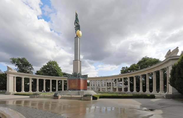 Паметникът на героите от Червената армия във Виена  е жертва на вандалски прояви.

