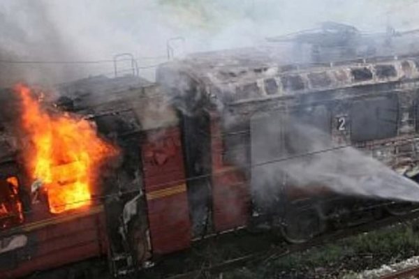 Огнеборци гасят пожара във влака София - Варна край гара Каспичан