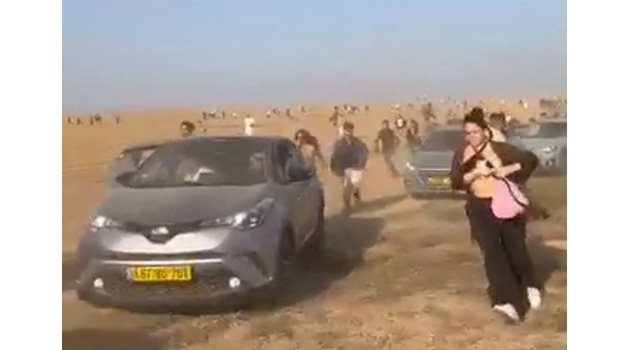 Хората на фестивала бягат след атаката на "Хамас" СНИМКИ: Ройтерс