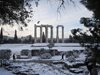 Гръцката полиция атакувана с коктейли Молотов в центъра на Атина