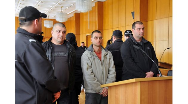 От подсъдимите само Галин Костов (в средата) бе оправдан по всички обвинения