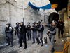 Нови сблъсъци между израелската полиция и палестинци на Храмовия хълм