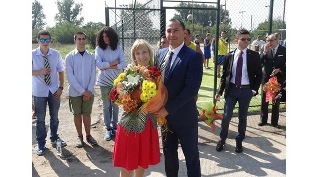 Директорката с кмета на район "Северен" Ральо Ралев при откриване на обновеното игрище в двора на гимназията.