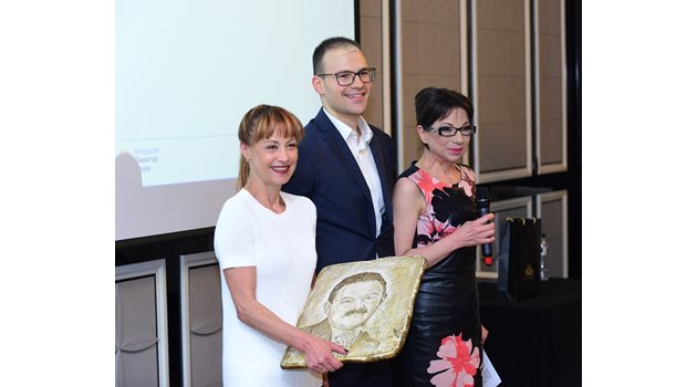 Радина Червенова получи награда "Димитър Цонев" за тв водещ.