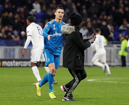 Звездата на “Ювентус” Кристиано Роналдо се опитва да спре млад фен на стадиона в Лион, който иска да си направи селфи с нападателя по време на мача на 26 февруари, завършил 1:0 за домакините. 

