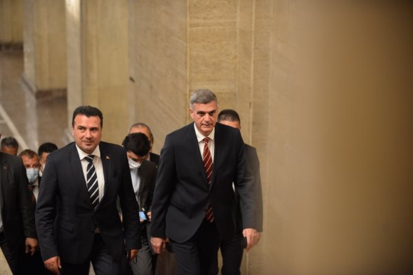 Снощи Заев по време на срещата си с министър-председателя Стефан Янев при последната си визита.