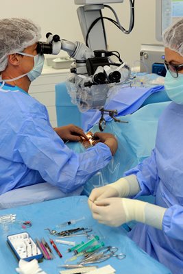 Д-р Клаес оперира пациент с диабетна ретинопатия
