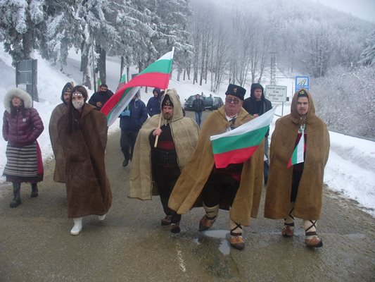 Патриоти от Ямбол дойдоха днес на върха, облени в народни носии.