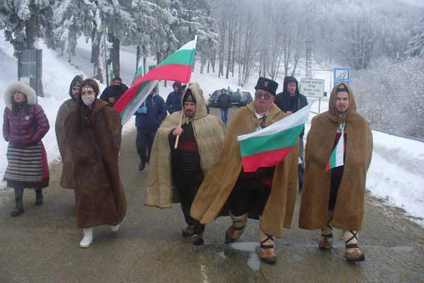 Патриоти от Ямбол дойдоха днес на върха, облени в народни носии.