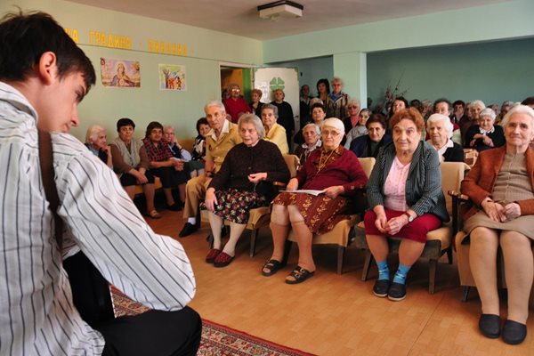 В старческите домове ще трябва да се обособи специално помещение за дневни занимания. СНИМКА: АРХИВ