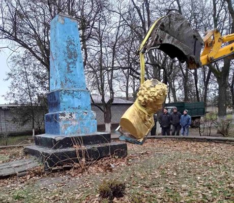 Паметник на Пушкин бе демонтиран в Одеска област. СНИМКА: Пресслужбата на община Ананиево