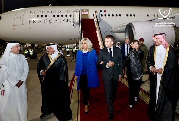 Президентът на Франция Еманюел Макрон исъпругата му Брижит вече пристигнаха в Катар за финала. Снимка РОЙТЕРС