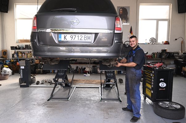 Симеон Илиев (Момчо) открива с финансиране от фонда автосервиз с най-нов подемник, машина за гуми, съвременна диагностика.