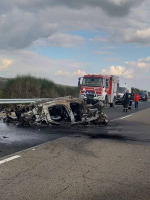 След сблъсъка една от колите пламва и изгаря.