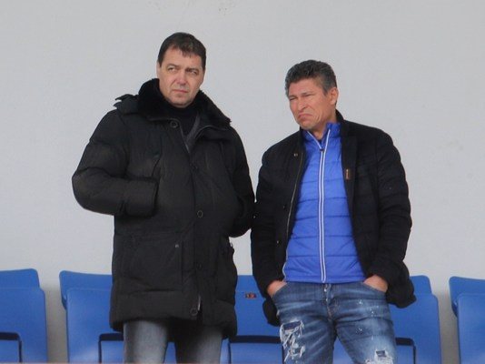 Петър Хубчев и Красимир Балъков разговарят в ложите на стадион “Васил Левски” - единият като треньор на националния отбор, другият на “Етър”. Съвсем скоро сигурно  ситуацията ще е различна.  СНИМКА: БЛАГОЙ КИРИЛОВ