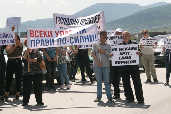 Симпатизанти посрещнаха Борисов с плакати.