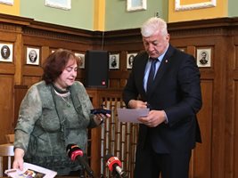 Соня Киркова връчва отличията на Здравко Димитров.