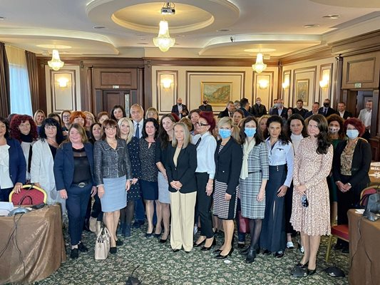 Лидерът на ГЕРБ Бойко Борисов размести масите във формата на правоъгълник, за да улесни дамите за снимка с него. Снимки: ГЕРБ