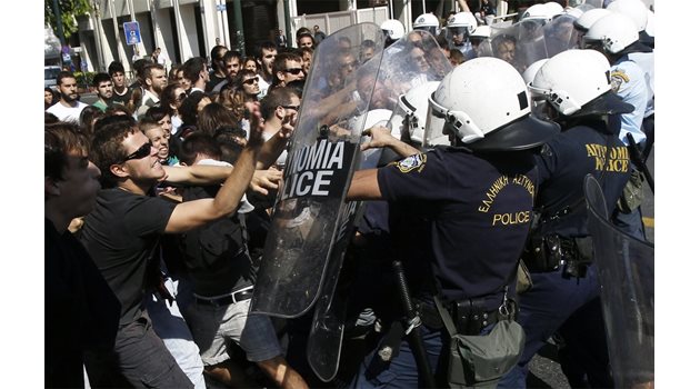 РЕВОЛЮЦИЯ: Докато спекулантите печелят от операции с гръцкия дълг, по улиците на Гърция се протестира. 

