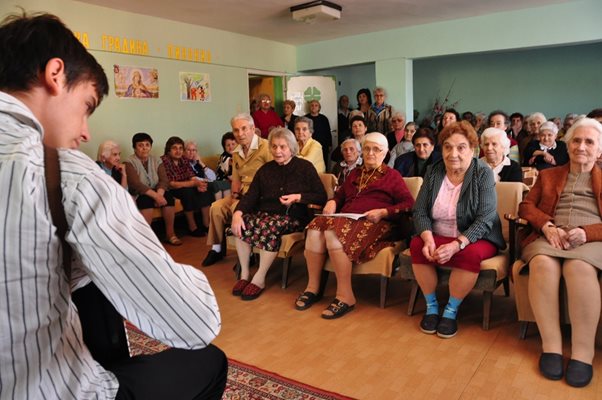 В старческите домове ще трябва да се обособи специално помещение за дневни занимания. СНИМКА: АРХИВ