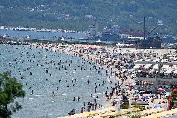 2 юли, късният следобед. Така изглажда градският плаж на Варна.
СНИМКА: ОРЛИН ЦАНЕВ