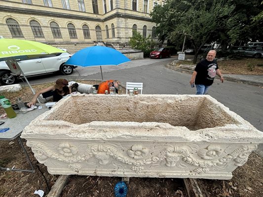 Специалисти разглеждат саркофага, който е в двора на музея. Тъй като е веществено доказателство по него не може да бъде почистен.