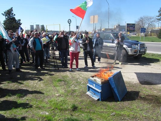 Протестиращи пчелари, които заедно с животновъди затвориха Дунав мост, запалиха стар кошер.