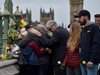 Лондончани в жива верига на Уестминстърския мост, почитат жертвите от атентата