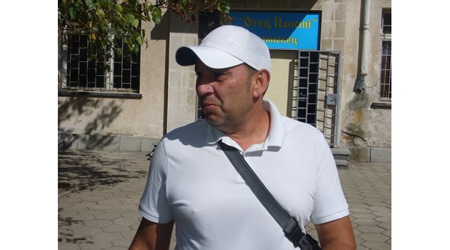 Бащата на второкласника Андрей Антон Минков отрича да е докосвал учителката, но се извинил на директора за случилото се.