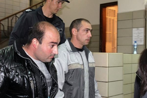 Полицаи водят двамата биячи Васил Спасов и Георги Николов към съда