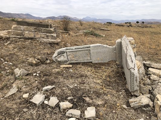Гробище, разрушено по време на 27-годишната окупация на Джабраил