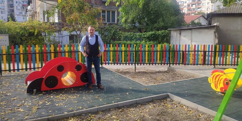Кметът на "Източен"  Иван Стоянов на нова детска площадка.