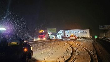 ТИР се завъртя на АМ "Тракия" край Пазарджик и запуши движението към Пловдив